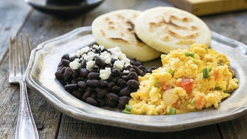 Huevos Pericos con Frijoles Negros